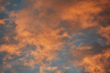 Nuages orageux coucher de soleil - vol d'oiseaux