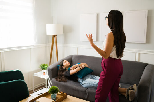 Therapist trying a hypnosis technique