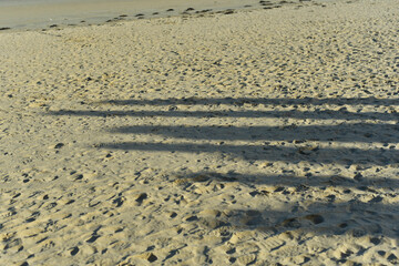 Sable plage et ombres brises-lames