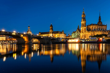 Fototapeta na wymiar Dresden im Spiegel der Elbe