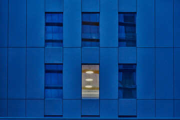 La hora azul en la fachada de un edificio moderno en la ciudad