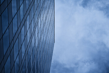 Arquitectura azul edificio moderno en la ciudad
