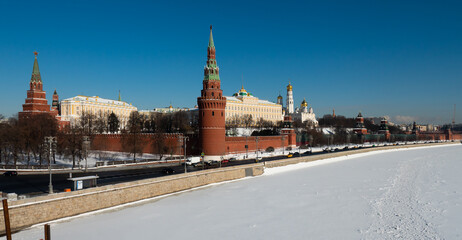Obraz premium View of the Moscow Kremlin and the Moscow river in winter