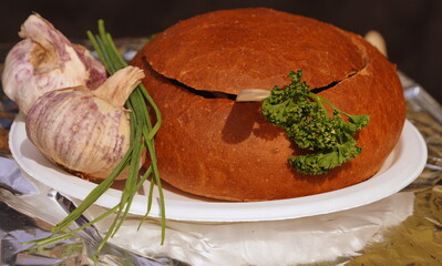 Leckere Knoblauchsuppe im Brotlaib