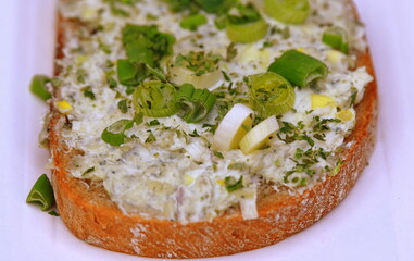 Schmalzbrot mit Lauchzwiebeln