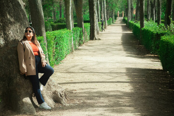 chica sonriente en un parque disfrutando de la naturaleza