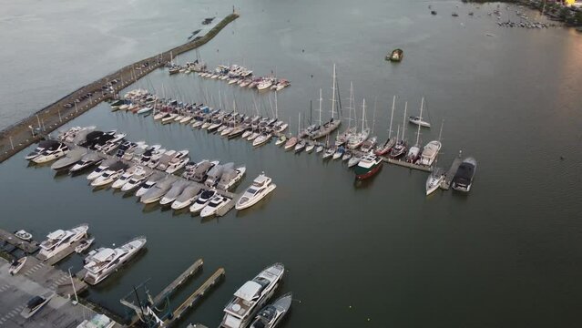 Marina na cidade de Itaja&iacute; ao fim de tarde