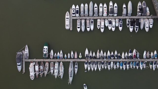 Marina na cidade de Itaja&iacute; ao fim de tarde