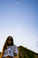 retrato de bella joven blanca con lentes de sol