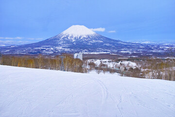 春スキーのニセコスキー場、ホテルエリアと羊蹄山
