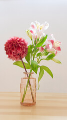 テーブルの上に飾られた花瓶と花