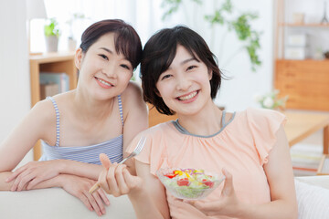 サラダを持った2人の女性