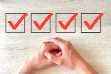 全ての項目にチェックするイメージ　チェックマークと考える人の手