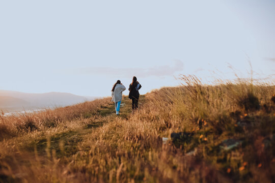 Dos mujeres caminando por la colina en un atardecer en Sudam&eacute;rica. Concepto de viajes y paisajes.