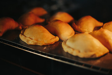 Empanadas en el horno. Concepto de alimentos.