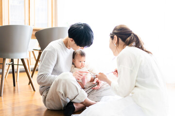 Fototapeta premium 赤ちゃんに絵本の読み聞かせをするファミリー