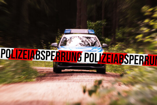 Polizeiwagen und Absperrung am Tatort