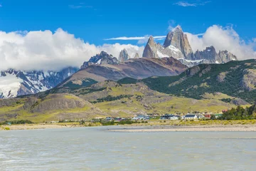 Schilderijen op glas River near El Chalten and panorama with Fitz Roy mountain at Los Glaciares National Park © Fyle