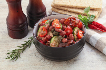 Tuna salad with bean and tomato