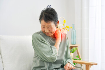 女性　高齢者　肩の痛み　リビング