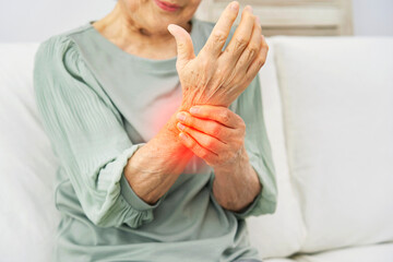 女性　高齢者　手の痛み　リビング　顔無し