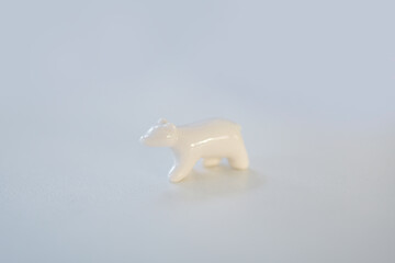 Ours polaire miniature en porcelaine - fonte des glaces