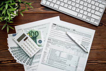 Obraz premium Tax form under US law with culculator on office table desktop