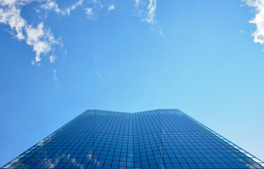 Fototapeta na wymiar ビルに反射する青空