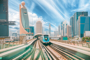 Monorail Metro trein rijdt tussen glazen wolkenkrabbers in Dubai. Verkeer op straat in Dubai. Stadsgezicht skyline. Stedelijke achtergrond. Veranderde lucht.