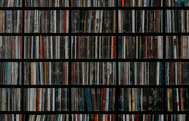 Plank gevuld met vinylplaten, albumhoezen. Muziekwinkel patroon achtergrond.