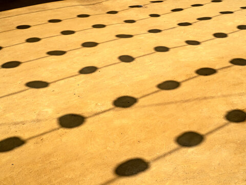 Sombras de farolillos sobre el albero / Shadows of lanterns on the albero