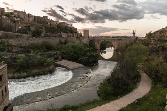 Vistas de Toledo y uno de sus puentes desde la orilla del rio.