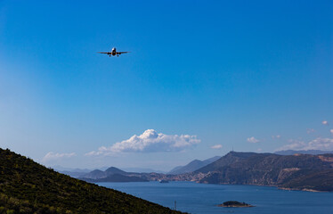 Passenger plane flies over the Adriatic Sea to land