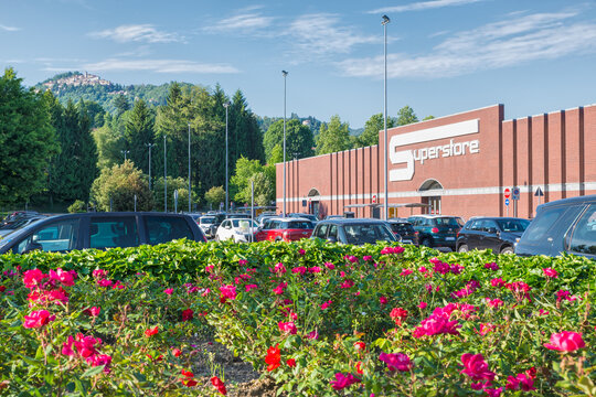 Superstore Esselunga. Esselunga S.p.A. is an Italian retail store chain, founded in 1957 with over 150 stores, and one of the largest Italian companies by turnover. Superstore of Varese, Italy