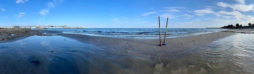 Panorama am Strand mit Schaufeln und Bagger an der Nordsee