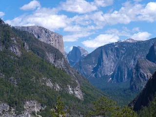 Fototapeten Yosemite national park waterfall and mountains view © morkovskiy