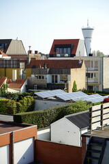 Blick von der Dachterrasse eines Ferienhaus auf Gärten und Fassaden und Dächer der Nachbarhäuser...