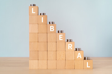 リベラル・自由主義のイメージ｜「LIBERAL」と書かれた積み木とコイン