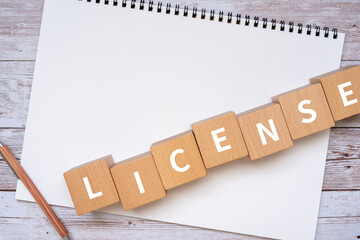 ライセンスのイメージ｜「LICENSE」と書かれた積み木、ノート、ペン