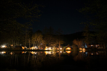 夜の駒出池キャンプ場のテントの明かり