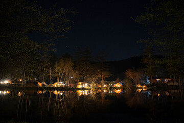 夜の駒出池キャンプ場のテントの明かり