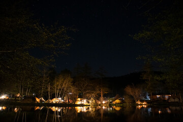 夜の駒出池キャンプ場のテントの明かり