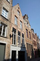 Häuserzeile mit schönen sanierten Altbauten mit Treppengiebel und Fassaden aus braunem Backstein...