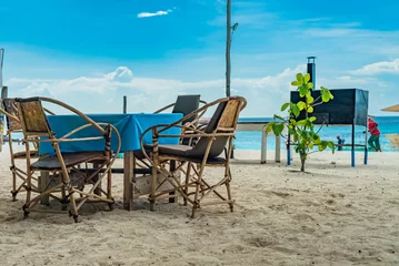 Photo sur Plexiglas Plage de Nungwi, Tanzanie Table avec chaises sur le sable. Café sur la plage, Nungwi, Zanzibar, Tanzanie