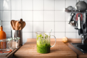 Zubereitung von Bärlauchpesto in der Küche