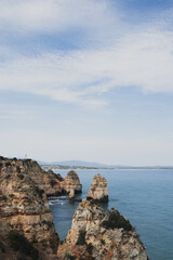 Fototapeta na wymiar acantilados junto al mar en el Algarve, Portugal