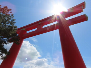 おのころ島神社の大鳥居と輝く太陽