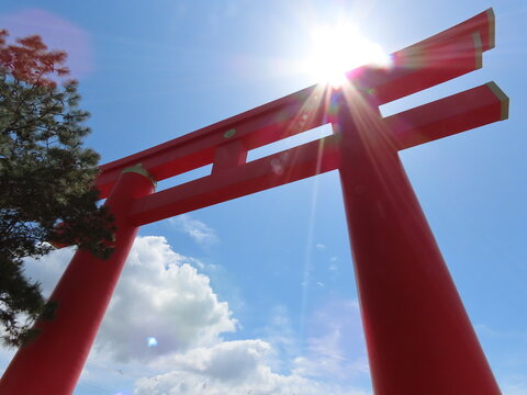 おのころ島神社の大鳥居と輝く太陽
