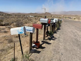 Foto op Plexiglas Rural mailboxes along Route 66 in the Southwest. Dusty Arizona unpaved road. © Nicole