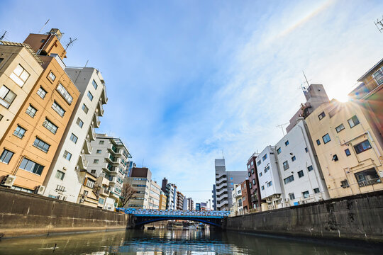 東京の川を航行する船から見る風景